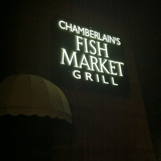 3/4/2012 tarihinde AlmostVeggies.comziyaretçi tarafından Chamberlains Fish Market Grill'de çekilen fotoğraf