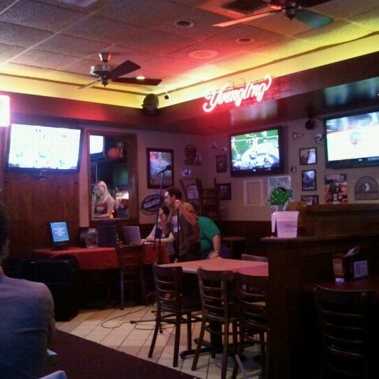 9/26/2011 tarihinde Neal C.ziyaretçi tarafından Tomahawk Sports Bar &amp; Grill'de çekilen fotoğraf