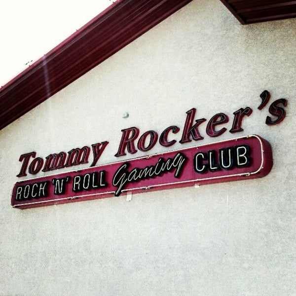 Foto diambil di Tommy Rocker&#39;s Mojave Beach Bar &amp; Grill oleh Demont D. pada 8/2/2012