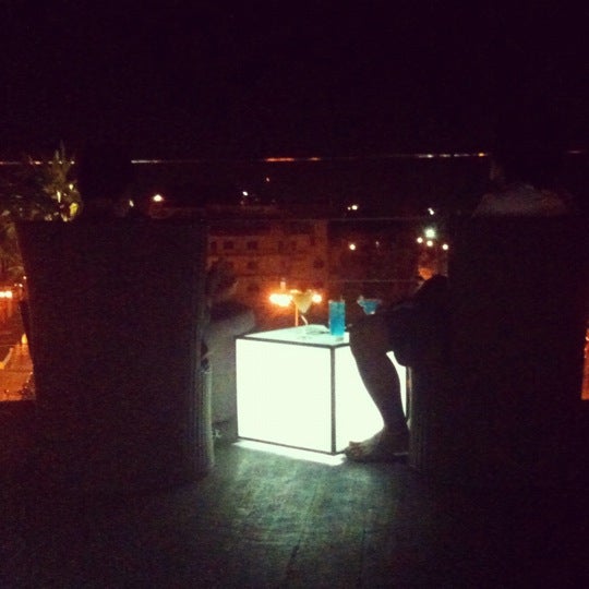 10/16/2011 tarihinde Dave S.ziyaretçi tarafından Le Moon Rooftop Lounge'de çekilen fotoğraf