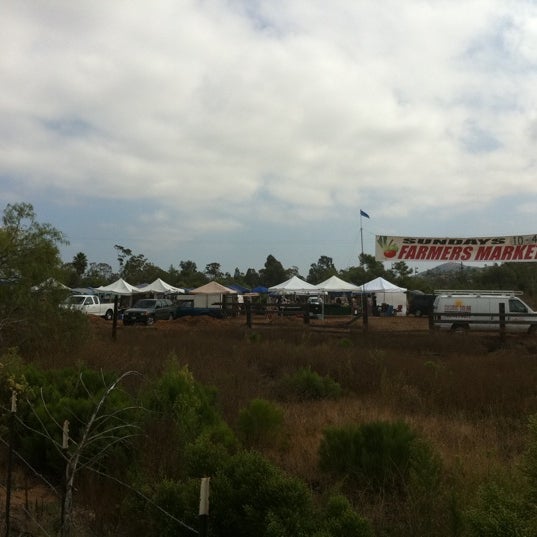 รูปภาพถ่ายที่ North San Diego Certified Farmers Market โดย Axaj เมื่อ 9/25/2011