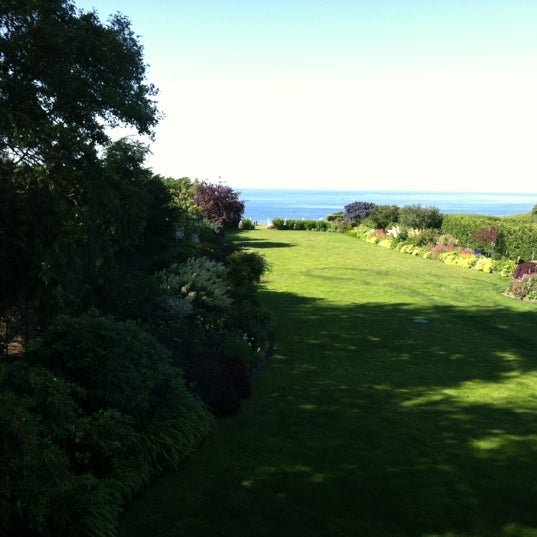 Photo taken at Sea Cliff Gardens Bed &amp; Breakfast by Cristina G. on 7/6/2012