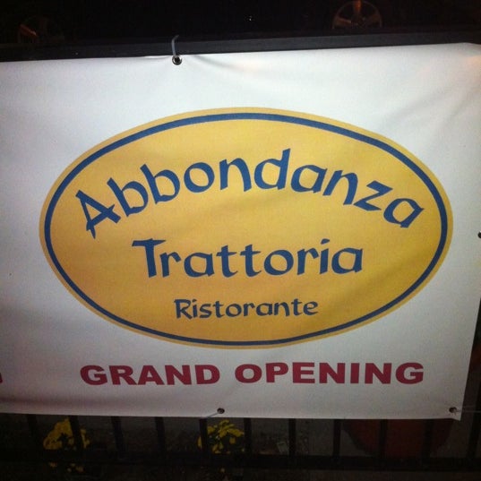 Photo prise au Abbondanza Trattoria &amp; Brick Oven Pizza par Salina M. le9/3/2011
