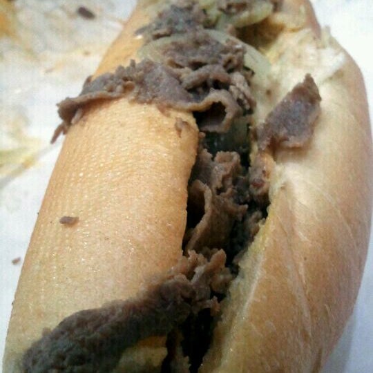 Photo prise au Philly&#39;s Cheese Steaks &amp; Grill par Mike W. le9/10/2011