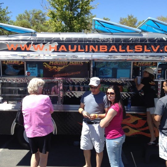 6/9/2012 tarihinde Krisziyaretçi tarafından Haulin Balls Food Truck'de çekilen fotoğraf