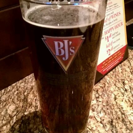 Photo taken at BJ&#39;s Restaurant &amp; Brewhouse by Jennie K. on 10/28/2011