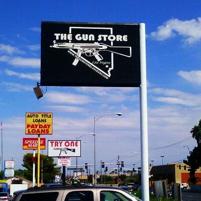 Foto tirada no(a) The Gun Store por George H. em 9/3/2011