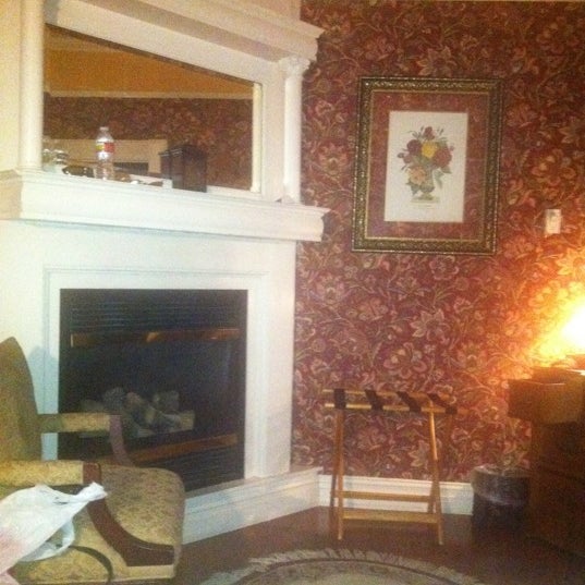 รูปภาพถ่ายที่ Cedar Crest Inn โดย Molly M. เมื่อ 3/27/2012