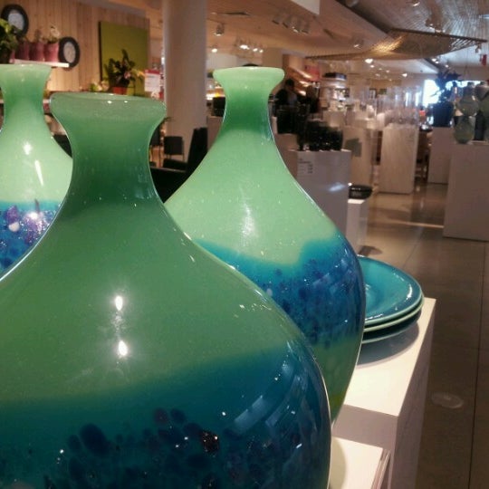 Photo taken at Crate &amp; Barrel by Angel L. on 7/28/2012