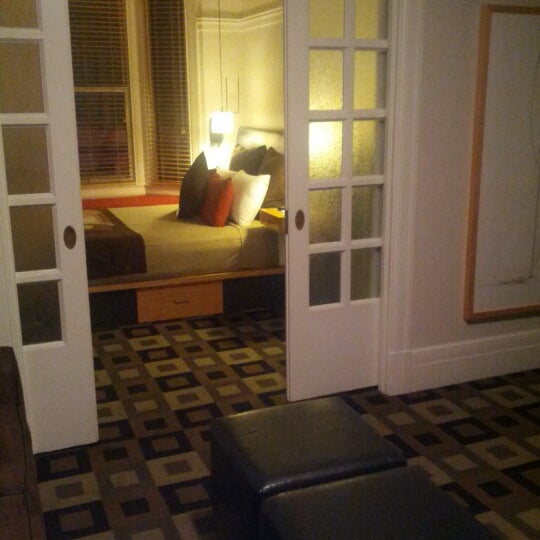 Foto diambil di The Mosser Hotel oleh alexander v. pada 8/1/2012