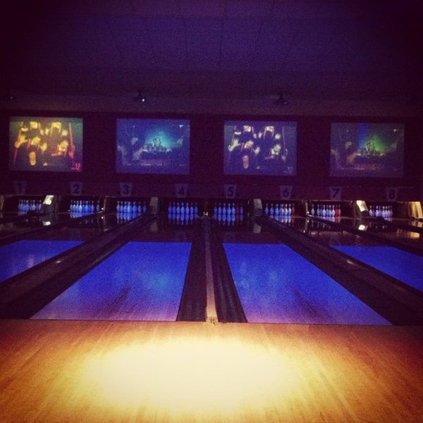 Photo taken at Pin-Up Bowl by Roland G. on 2/3/2012