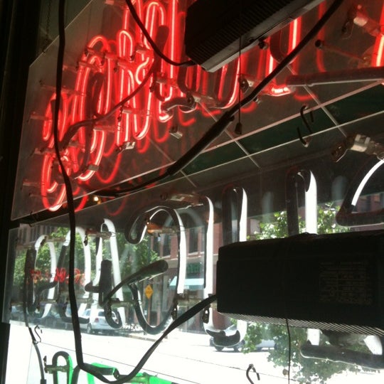 5/25/2012 tarihinde Shoeless J.ziyaretçi tarafından Primos Chicago Pizza Pasta and Subs'de çekilen fotoğraf