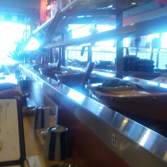 Foto diambil di Umi Sushi Boat oleh Enrique D. pada 7/12/2012
