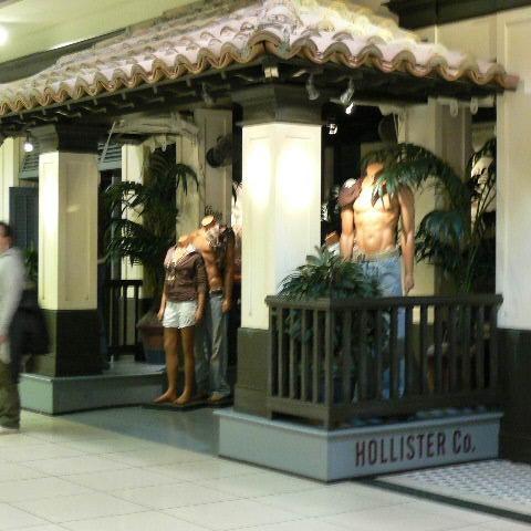 hollister pheasant lane mall