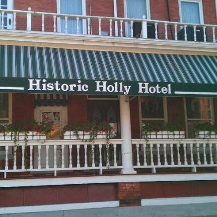 Foto tirada no(a) Historic Holly Hotel por Brian M. em 10/9/2011