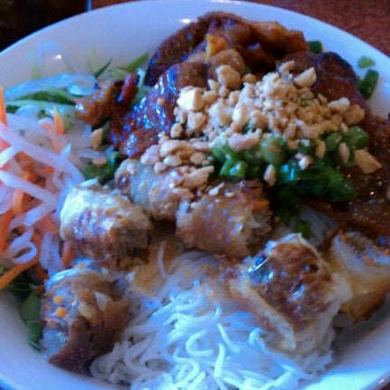 Снимок сделан в Bolsa Vietnamese Restaurant пользователем Toby C. 11/26/2011