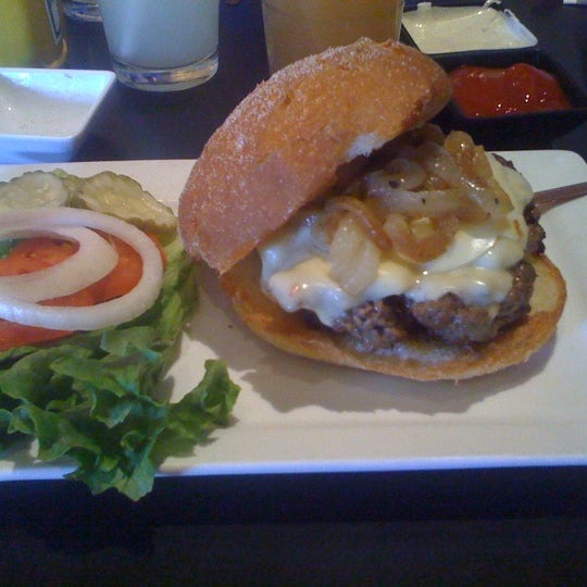 Снимок сделан в Five Star Burger пользователем Henry W. 6/23/2012