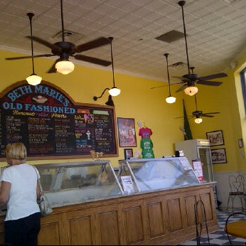 Photo taken at Beth Marie&#39;s Old Fashioned Ice Cream Soda Fountain- Unicorn Lake by Magnus S. on 9/3/2011