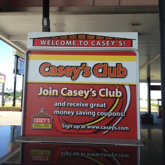 รูปภาพถ่ายที่ Casey&#39;s General Store โดย Lee B. เมื่อ 5/21/2012