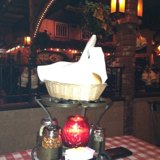 รูปภาพถ่ายที่ Miceli&#39;s Italian Restaurant โดย Sherita S. เมื่อ 3/31/2012