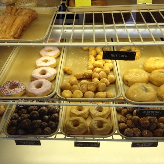 Das Foto wurde bei Ken&#39;s Donuts von Dat L. am 4/3/2012 aufgenommen