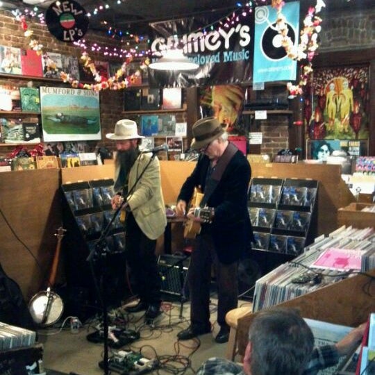 Foto scattata a Grimey&#39;s New &amp; Preloved Music da mattygroves il 2/23/2012