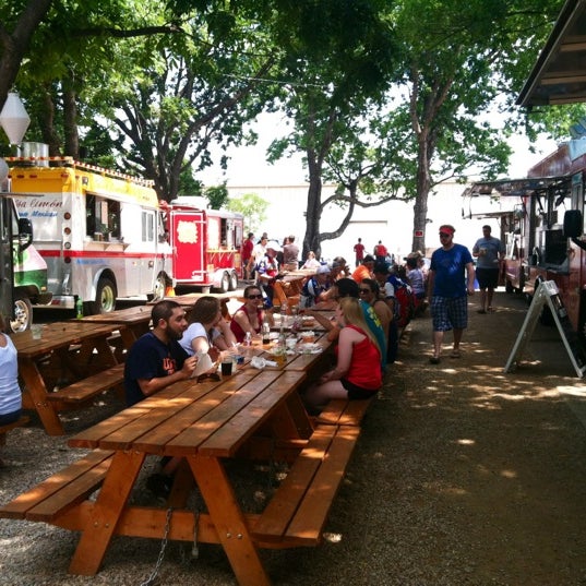 6/24/2012 tarihinde Allison D.ziyaretçi tarafından Fort Worth Food Park'de çekilen fotoğraf