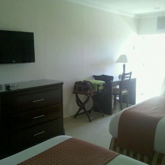 รูปภาพถ่ายที่ Ambiance Hotel &amp; Suites โดย Carlos T. เมื่อ 3/24/2012