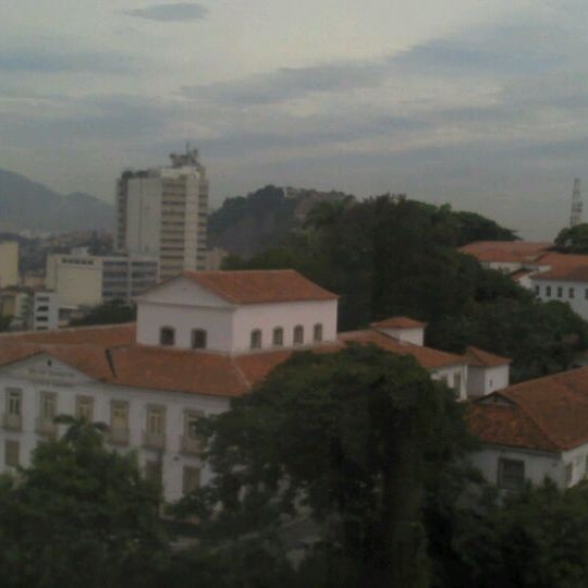 4/26/2012 tarihinde Elton O.ziyaretçi tarafından Tribunal Regional Federal da 2ª Região'de çekilen fotoğraf