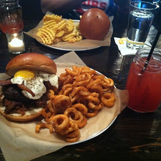 4/11/2012 tarihinde Kenny S.ziyaretçi tarafından Rockit Burger Bar'de çekilen fotoğraf