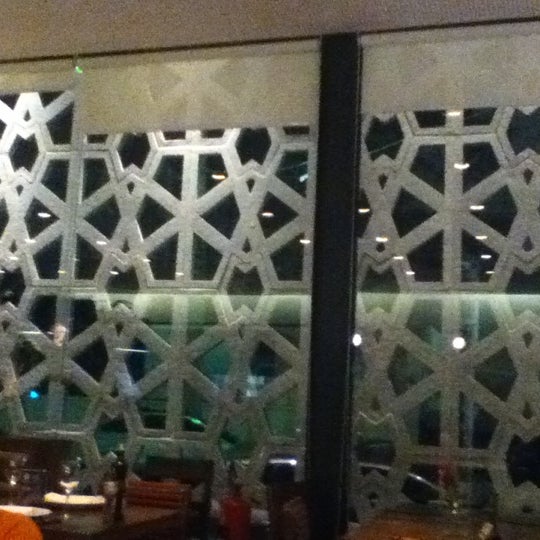 Foto diambil di Manish Restaurante oleh Camila C. pada 6/1/2012