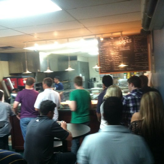 3/24/2012にNicole C.がSlices Pizzaで撮った写真