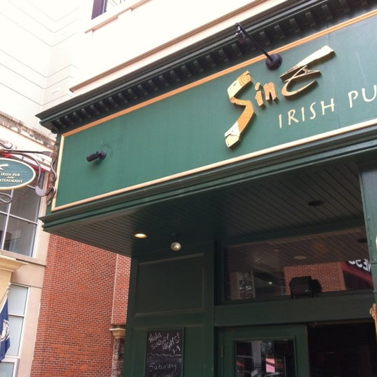 รูปภาพถ่ายที่ Siné Irish Pub &amp; Restaurant โดย Shawn B. เมื่อ 7/14/2012