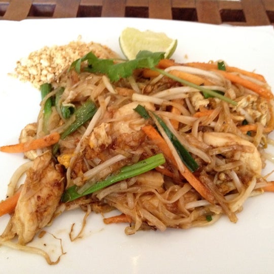 รูปภาพถ่ายที่ Thai Thai East Restaurant โดย Kazz C. เมื่อ 5/29/2012