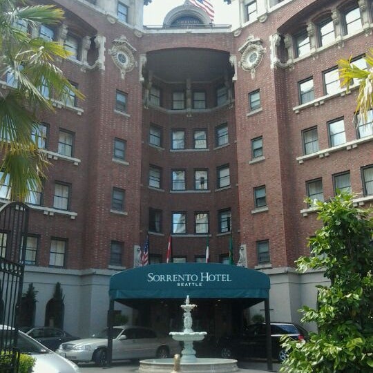 Foto tirada no(a) Hotel Sorrento por Wayne P. em 5/1/2012