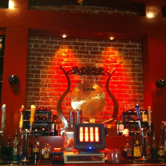 Foto tomada en Ziing&#39;s Bistro &amp; Bar  por Christina H. el 5/16/2012
