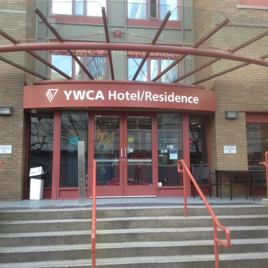 Foto tomada en YWCA Hotel/Residence  por Ricky S. el 3/14/2012
