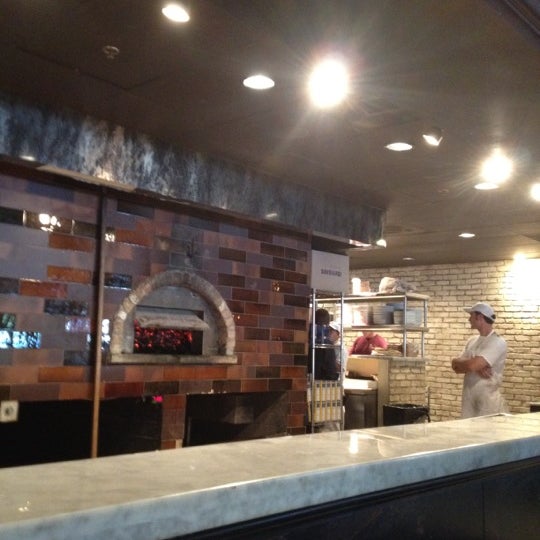 Foto tomada en Nick&#39;s New Haven Style Pizzeria and Bar  por Karl K. el 7/13/2012