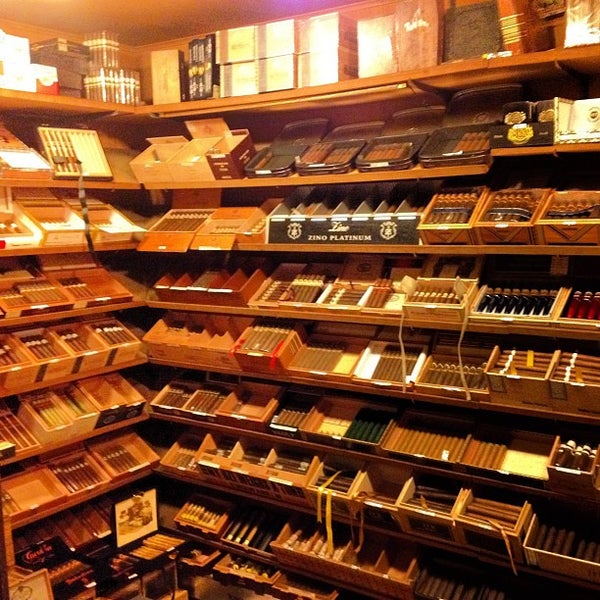 รูปภาพถ่ายที่ OK Cigars โดย ANDRO N. เมื่อ 8/30/2012