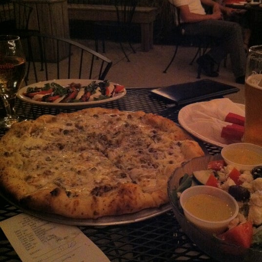 Foto diambil di EPIC Pizza &amp; Subs oleh Kate F. pada 8/25/2012