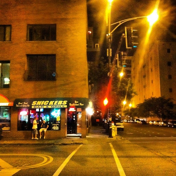 รูปภาพถ่ายที่ Snickers Bar &amp; Grill โดย Nikelii B. เมื่อ 6/18/2012