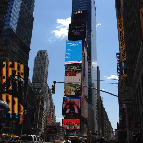Foto diambil di Dunkin&#39; Times Square Billboard oleh Stephanie S. pada 6/15/2012