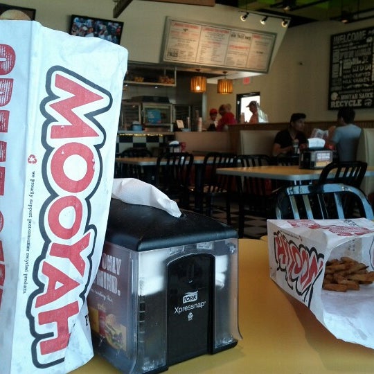 รูปภาพถ่ายที่ MOOYAH Burgers, Fries &amp; Shakes โดย Christopher S. เมื่อ 7/5/2012