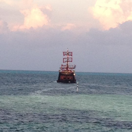8/26/2012 tarihinde Isabelle R.ziyaretçi tarafından Captain Hook Pirate Ship'de çekilen fotoğraf