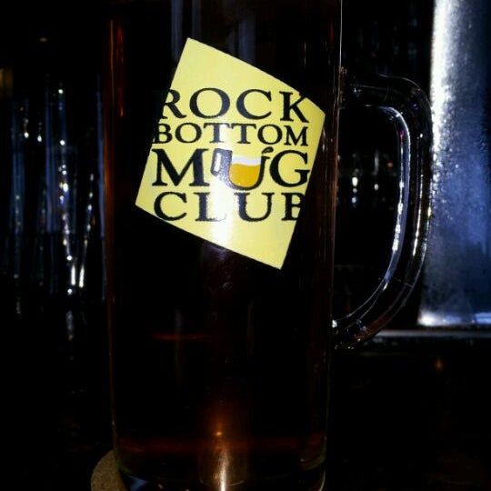 Foto diambil di Rock Bottom Brewery oleh Darrell M. pada 2/24/2012