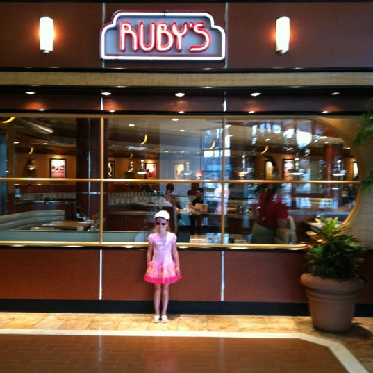 รูปภาพถ่ายที่ Ruby&#39;s Diner โดย Alyssa เมื่อ 6/25/2012