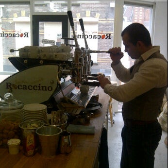 Foto tirada no(a) Rocaccino Rockin&#39; Coffee por Rocaccino Rockin&#39; Coffee em 2/26/2012