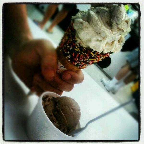Photo taken at Heyn&#39;s Ice Cream by Liz Z. on 5/28/2012