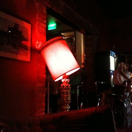 Foto tomada en The Horseshoe Lounge  por Katrina C. el 4/22/2012