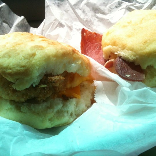 รูปภาพถ่ายที่ Sunrise Biscuit Kitchen โดย Kendall S. เมื่อ 6/1/2012